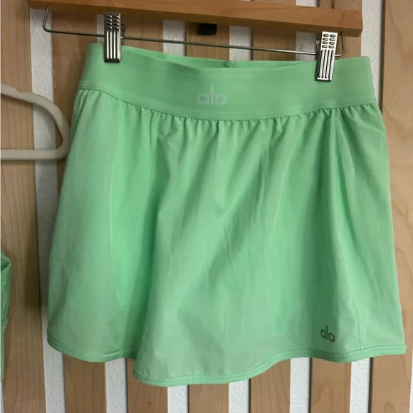 Alo Mint Green Sports Bra and Skirt Set
Top(med) skirt(sm)
Worn 2x hand washed - Picture 3 of 4